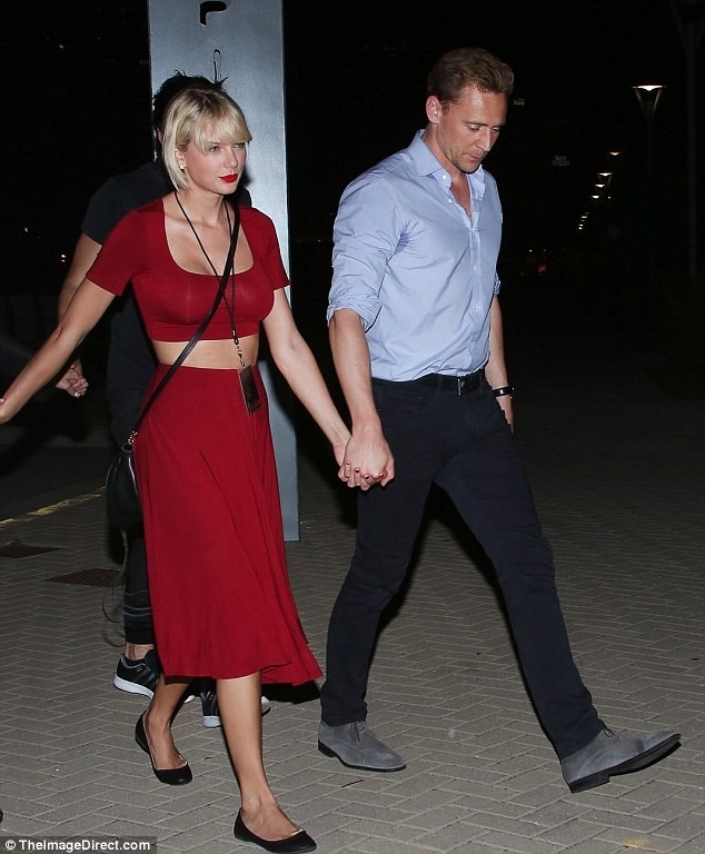 Taylor Swift bi nghi nang cap vong mot hinh anh 1