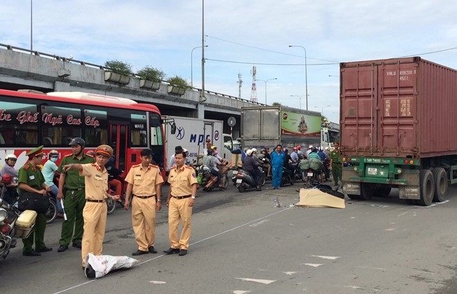 Co gai chet tham duoi banh xe container o Sai Gon hinh anh 1