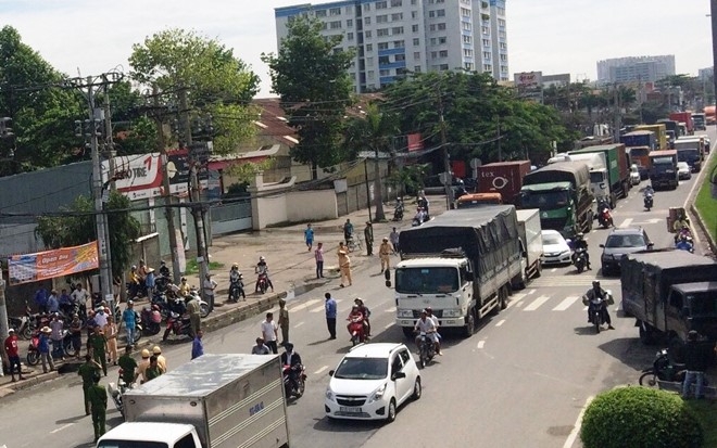 Co gai chet tham duoi banh xe container o Sai Gon hinh anh 2