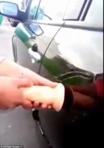 Pháp: Cô gái dùng đồ chơi “người lớn” sửa ô tô - 1
