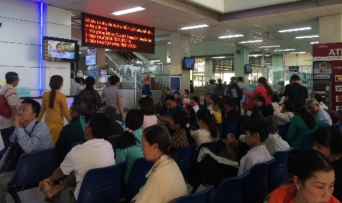 Các bệnh viện tuyến trên tại TP HCM luôn trong tình trạng đông đúc, quá tải. Ảnh: Lê Phương.