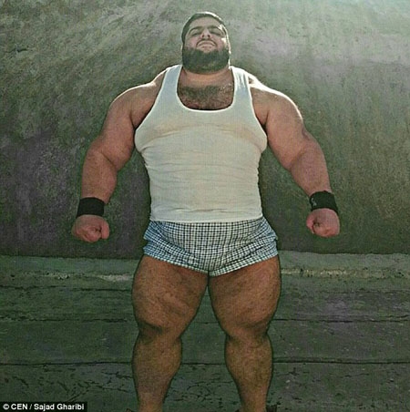 Với vóc dáng to khỏe, Gharibi được mọi người ví như Người khổng lồ da xanh Hulk trong bộ phim cùng tên của Mỹ.