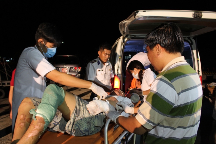 Đến thời điểm hiện tại, 3 ngư dân bị bỏng nặng đã qua cơn nguy kịch. Lực lượng Cảnh sát biển vẫn đang tìm kiếm 3 ngư dân mất tích