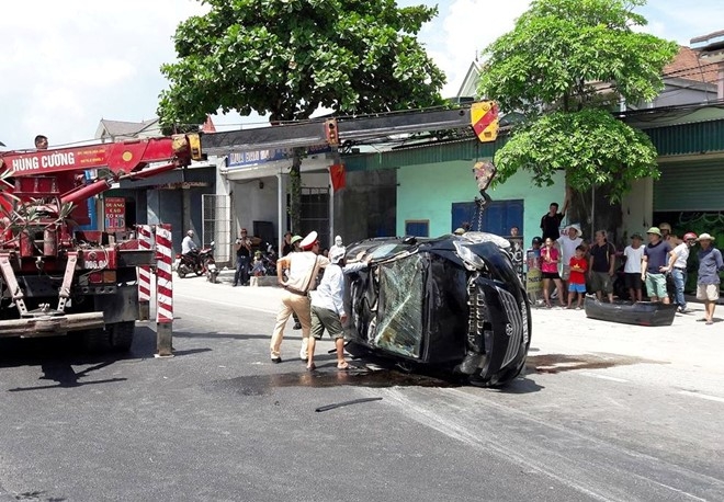 Vios lat ngua tren duong khi co vuot xe tai hinh anh 1