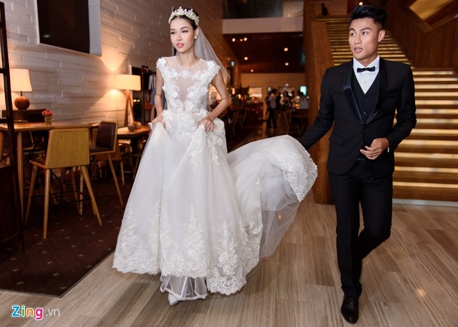Mac Hong Quan hon Ky Han say dam trong le cuoi hinh anh 1