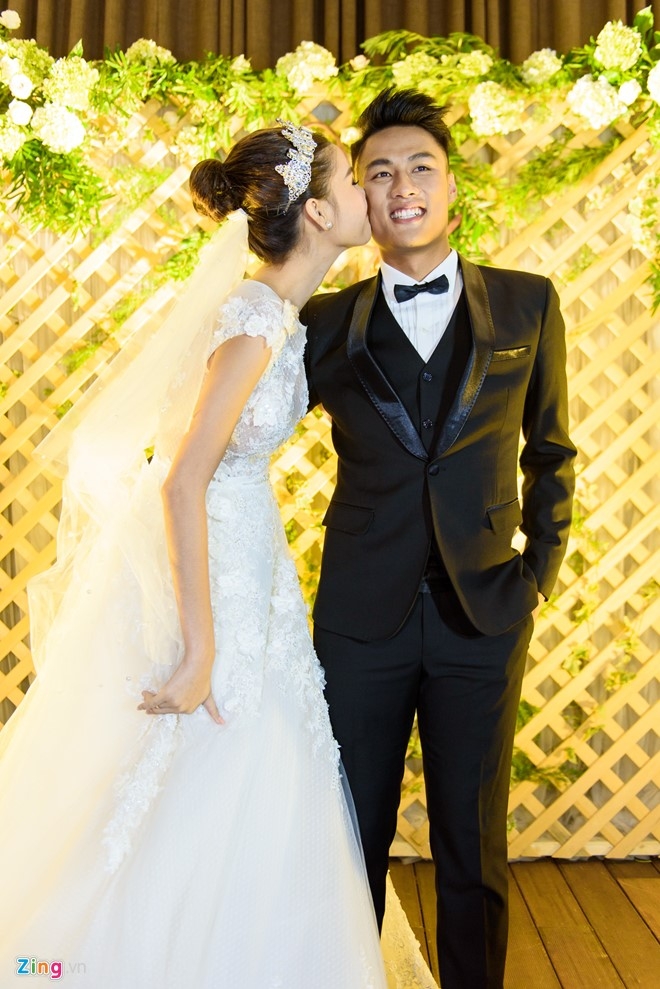 Mac Hong Quan hon Ky Han say dam trong le cuoi hinh anh 5