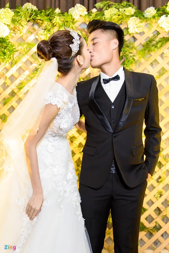 Mac Hong Quan hon Ky Han say dam trong le cuoi hinh anh 6