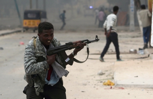 Lính Somalia chạy về vị trí trong cuộc đấu súng. Ảnh: Reuters