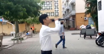 Tỏ tình bằng loa thùng, chàng trai bị hắt nươc không thương tiếc - Ảnh 1