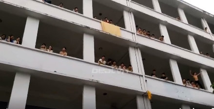 Tỏ tình bằng loa thùng, chàng trai bị hắt nươc không thương tiếc - Ảnh 2
