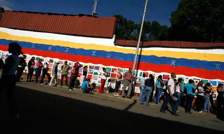  Người dân Venezuela xếp hàng chờ mua thực phẩm tại siêu thị. Ảnh: REUTERS 