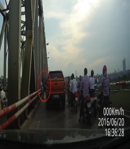 bi-danh-don-vi-vuot-u-gay-su-oto-tren-cau-chuong-duong-1