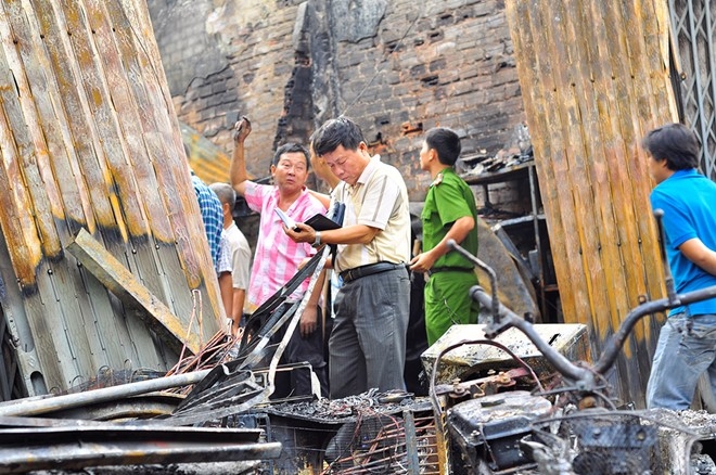 Cha nem con gai mot tuoi tu mai nha thoat khoi dam chay hinh anh 1
