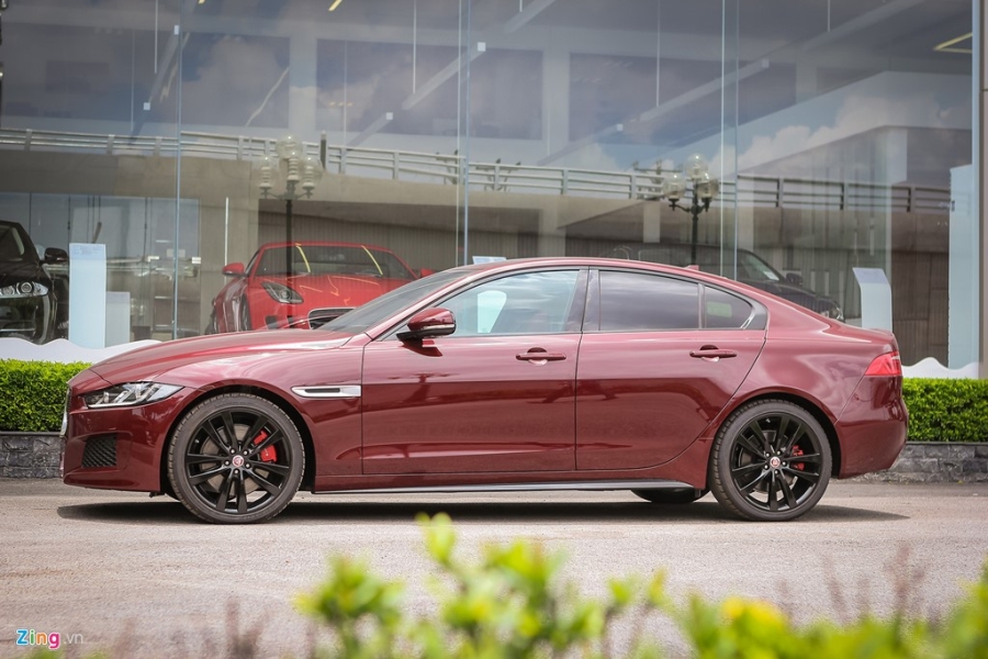 Chi tiet sedan the thao Jaguar XE S dau tien tai Ha Noi hinh anh 2