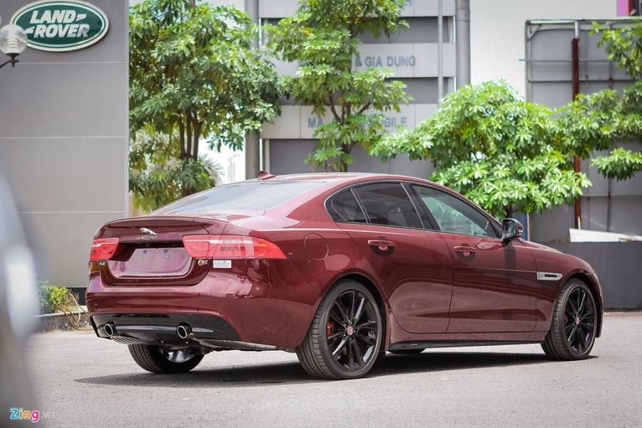 Chi tiet sedan the thao Jaguar XE S dau tien tai Ha Noi hinh anh 3