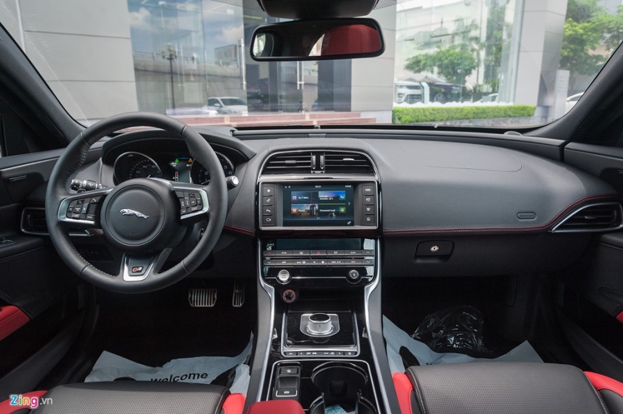 Chi tiet sedan the thao Jaguar XE S dau tien tai Ha Noi hinh anh 6