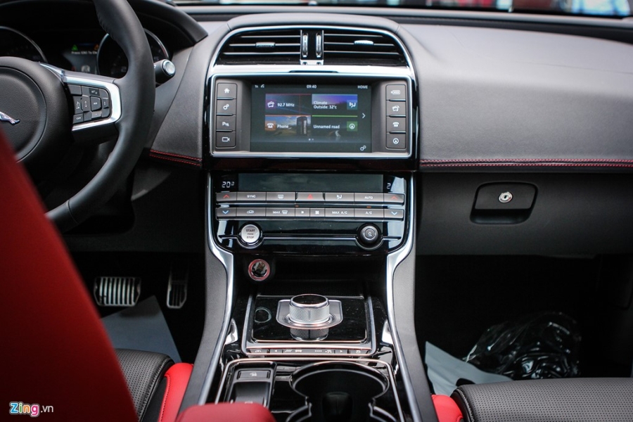Chi tiet sedan the thao Jaguar XE S dau tien tai Ha Noi hinh anh 9