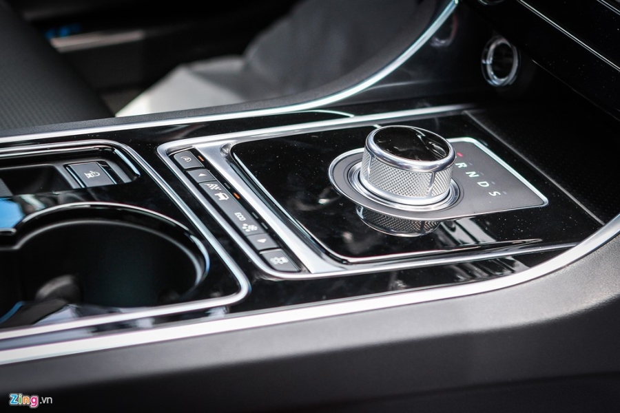 Chi tiet sedan the thao Jaguar XE S dau tien tai Ha Noi hinh anh 10