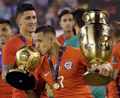 Sanchez giành giải Quả bóng vàng Copa America 2016