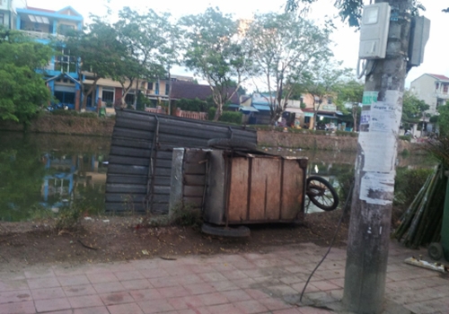 hai-co-gai-gap-nankhi-ve-sinh-duoi-tru-dien