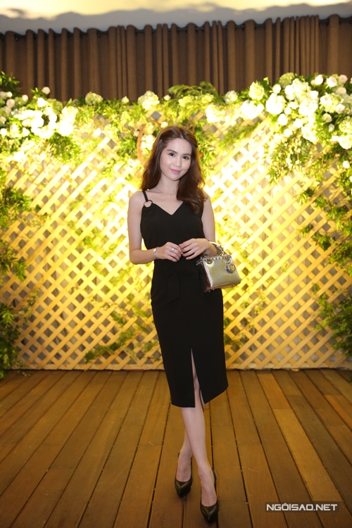 Ngọc Trinh xinh xắn với váy hai dây đi kèm chi tiết xẻ tà sexy.