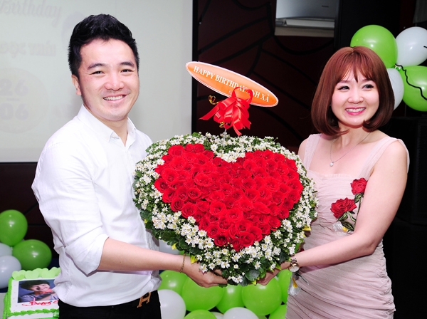 duong-ngoc-thai-lien-tuc-hon-vo-trong-tiec-sinh-nhat-6