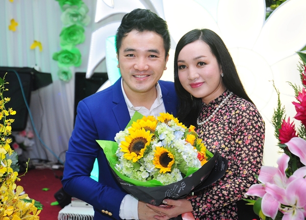 duong-ngoc-thai-lien-tuc-hon-vo-trong-tiec-sinh-nhat-8