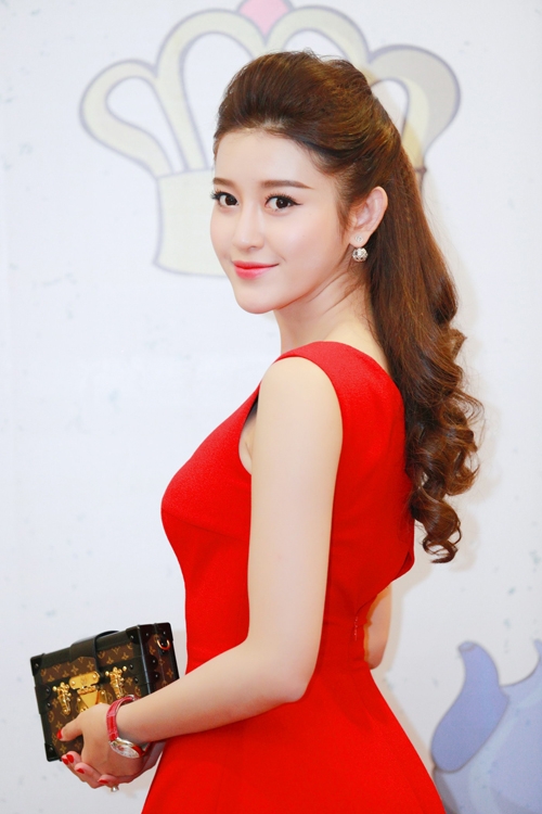 huyen-my-cam-tui-hon-100-trieu-di-giao-luu-1