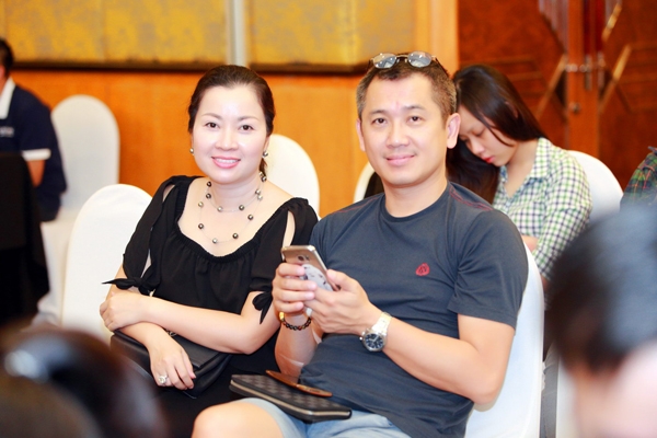 huyen-my-cam-tui-hon-100-trieu-di-giao-luu-5