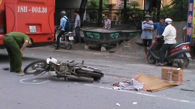 Chiếc xe khách giường nằm và chiếc xe tải va chạm với nạn nhân đã dừng lại ngay sau khi sự việc xảy ra.