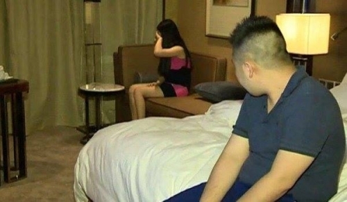 Phận đời trần trụi của gái hát với tiền bo chỉ để nơi áo ngực - Ảnh 2