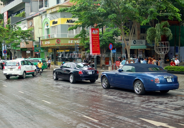  Chiếc Rolls-Royce Ghost có ngoại thất màu tím cùng điểm nhấn là nắp capô và la-zăng màu bạc, trong khi chiếc xe siêu sang sang Phantom mui trần lại có ngoại thất cùng mui vải tông xuyệt tông màu xanh dương. 