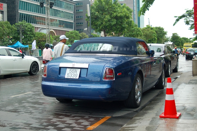  Tại thị trường Việt Nam có khoảng 8 chiếc Rolls-Royce Phantom Drophead Coupe được đưa về nước. Đa số xe đều mang gam màu trắng muốt và chỉ có 2 chiếc mang ngoại thất đen và xanh dương. Theo cánh săn ảnh, chiếc Phantom mui trần xuất hiện vào sáng qua rất chăm chỉ dạo phố, khác xa so với 6 chiếc còn lại rất hiếm khi xuất hiện. 