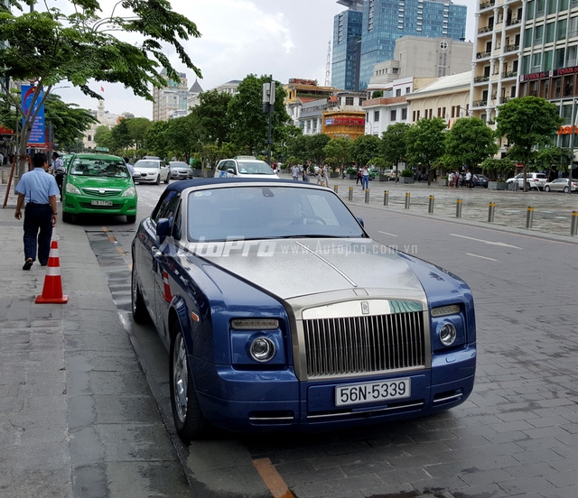  Rolls-Royce Phantom Drophead Coupe được xem như chiếc xe 2 cửa mui trần của chiếc Phantom danh tiếng. Ngoài việc sở hữu thêm một mui vải xếp, toàn bộ nội thất quý tộc trên chiếc sedan đều được giữ lại. 