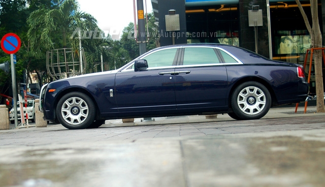 Rolls-Royce Ghost mẫu xe đàn em của Phantom được các đại gia Việt đặc biệt ưu chuộng bởi có thiết kế gọn gàng, không bề thế như đàn anh nhưng vẫn được trang bị một nội thất đẳng cấp xa hoa đúng chất hãng xe quý tộc Anh Quốc. 
