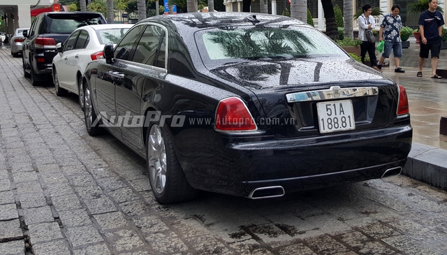  Cách bộ đôi Rolls-Royce đỗ cùng nhau khoảng 100m là sự xuất hiện của một chiếc Rolls-Royce Ghost màu đen bóng. Ghost được trang bị động cơ siêu tăng áp V12 dung tích 6,6 lít, sản sinh công suất tối đa 563 mã lực và mô men xoắn cực đại 780 Nm, kết hợp cùng hộp số tự động 8 cấp ZF, giúp Ghost tăng tốc từ 0-100 km/h chỉ trong 4.9 giây trước khi đạt tốc độ tối đa 250 km/h. 