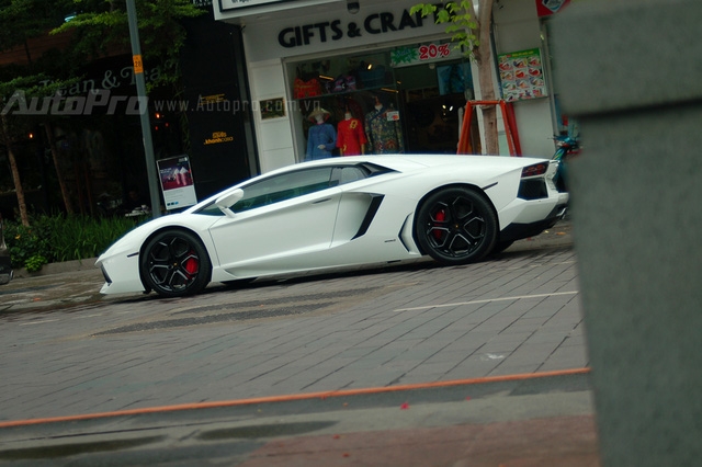  Ngoài bộ 3 Rolls-Royce, phố siêu xe Dubai tại Sài thành còn xuất hiện một chiếc Lamborghini Aventador LP700-4 màu trắng muốt. 