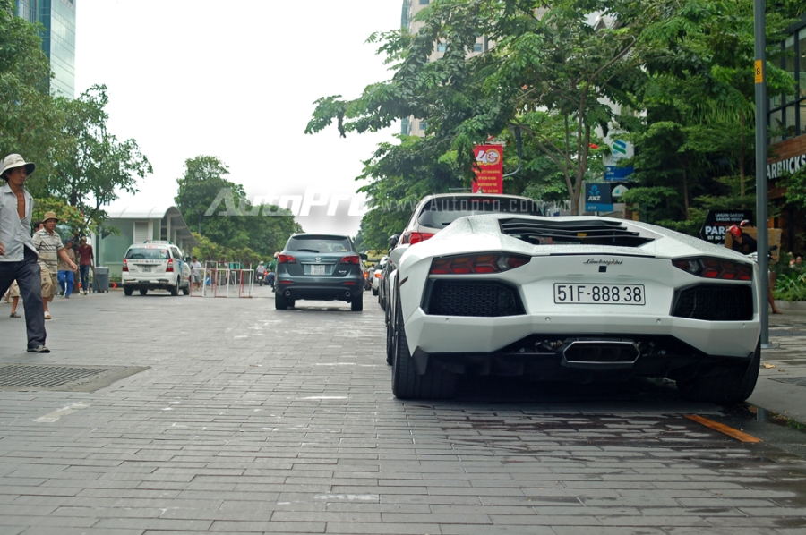  Đây chính là chiếc Aventador chính hãng duy nhất được phân phối tại thị trường Việt Nam. Cứ mỗi cuối tuần siêu xe này được đại gia sinh sống tại Quận 7 đem ra phố đi bộ cho các bạn trẻ mê xe chiêm ngưỡng. 