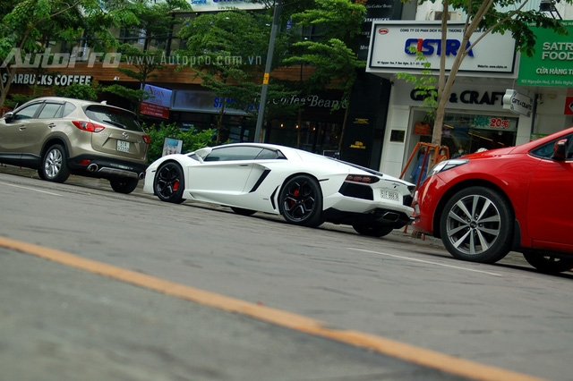  Lamborghini Aventador LP700-4 chính hãng đầu tiên xuất hiện tại Việt Nam vào cuối tháng 12/2014, trước đó các đại gia Sài Gòn đã kịp mang về nước hai chiếc Aventador với ngoại thất vàng và cam. Sau gần 18 tháng lận đận trong showroom chính hãng, siêu bò này cũng tìm thấy chủ nhân vào cuối tháng 4 vừa qua. Được biết người sở hữu chiếc Aventador chính hãng đầu tiên tại Việt Nam cũng đồng thời là chủ nhân của chiếc Huracan màu xám ghi. 