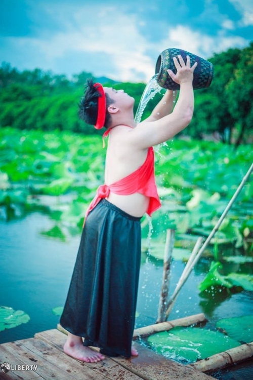 Chàng trai mặc áo yếm đỏ lộ lưng trần bên hoa sen lên tiếng - Ảnh 3