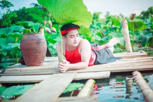 Chàng trai mặc áo yếm đỏ lộ lưng trần bên hoa sen lên tiếng - Ảnh 4