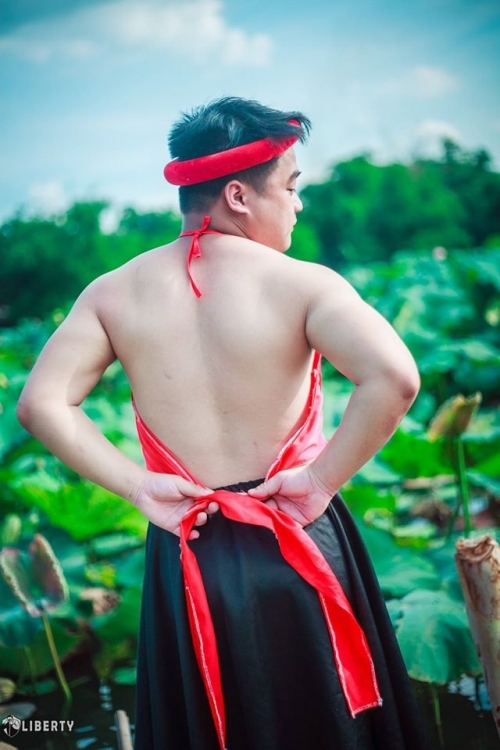 Chàng trai mặc áo yếm đỏ lộ lưng trần bên hoa sen lên tiếng - Ảnh 5