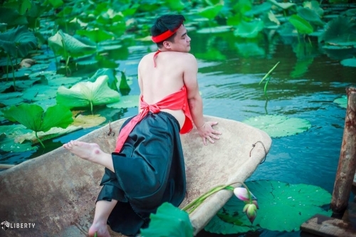 Chàng trai mặc áo yếm đỏ lộ lưng trần bên hoa sen lên tiếng - Ảnh 6