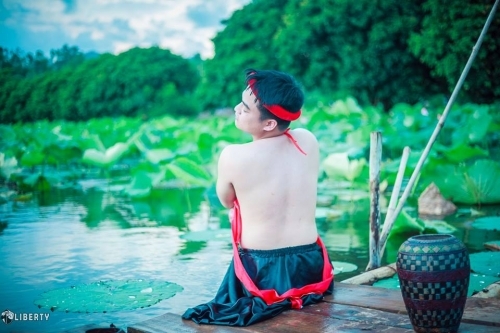 Chàng trai mặc áo yếm đỏ lộ lưng trần bên hoa sen lên tiếng - Ảnh 7