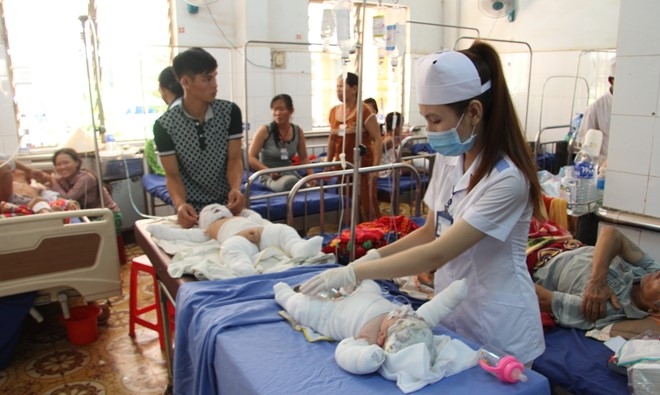 Chau be mot thang tuoi bi cha tuoi xang dot da qua doi hinh anh 1