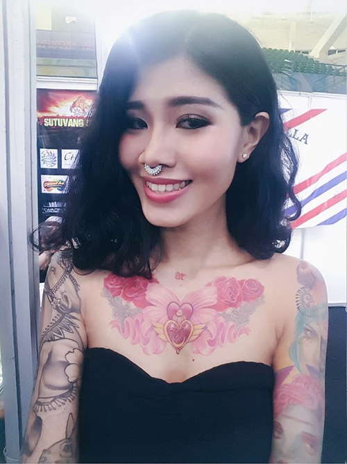 Cô gái xinh đẹp phủ kín cơ thể bằng hình xăm hoạt hình - 1
