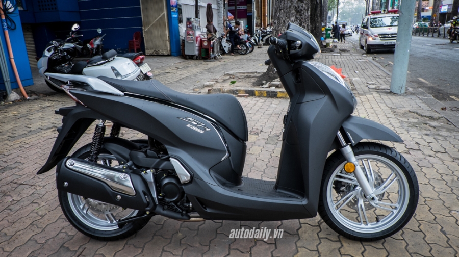 Honda SH300i Matte Black (2).jpg