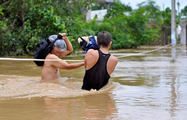 Ngap trien mien, dan Bien Hoa ban nha di noi khac song hinh anh 1