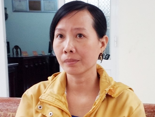 Nu cong nhan nhat vang trong rac thang kien hinh anh 1