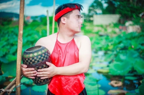 Sửng sốt chàng trai mặc yếm LỘ lưng trần bên hoa sen - Ảnh 2
